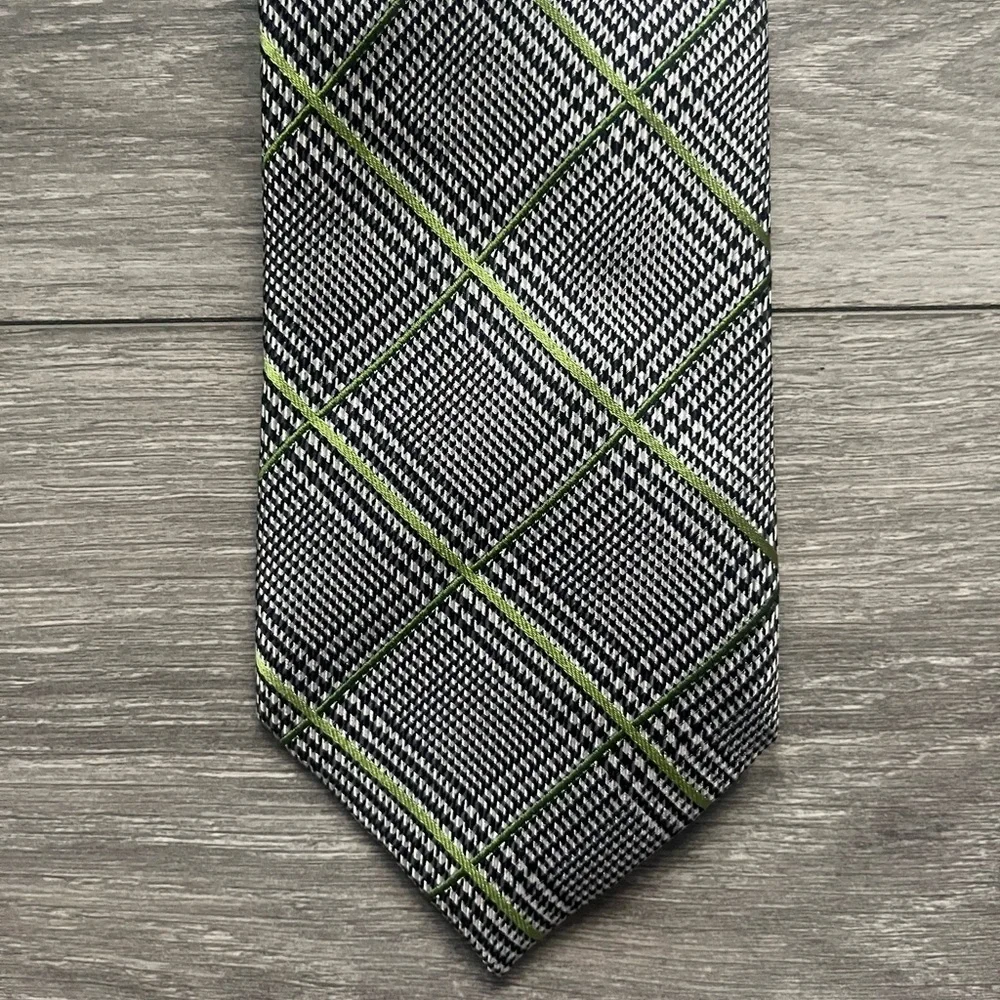 Izod Black White Green Plaid 60” Business Career Professional Men’s Neck Tie